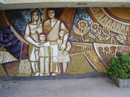 "תולדותיו של האדם הם האינסוף הפרטי שלו". 'המשפחה בקיבוץ', ציור קיר מאת חוסה קורה ודניאל אלמיידה. תמונה: ד''ר אבישי טייכר, פיקויקי