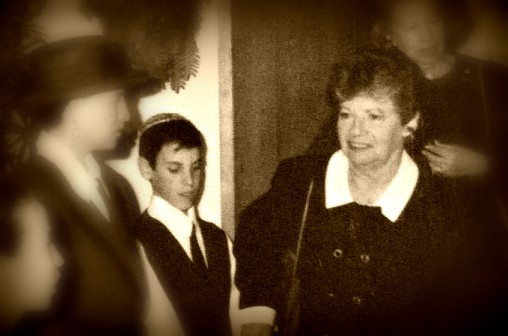 מסבתא קיבלתי את חוש ההומור. סבתא ואני בבר המצווה שלי, 1996